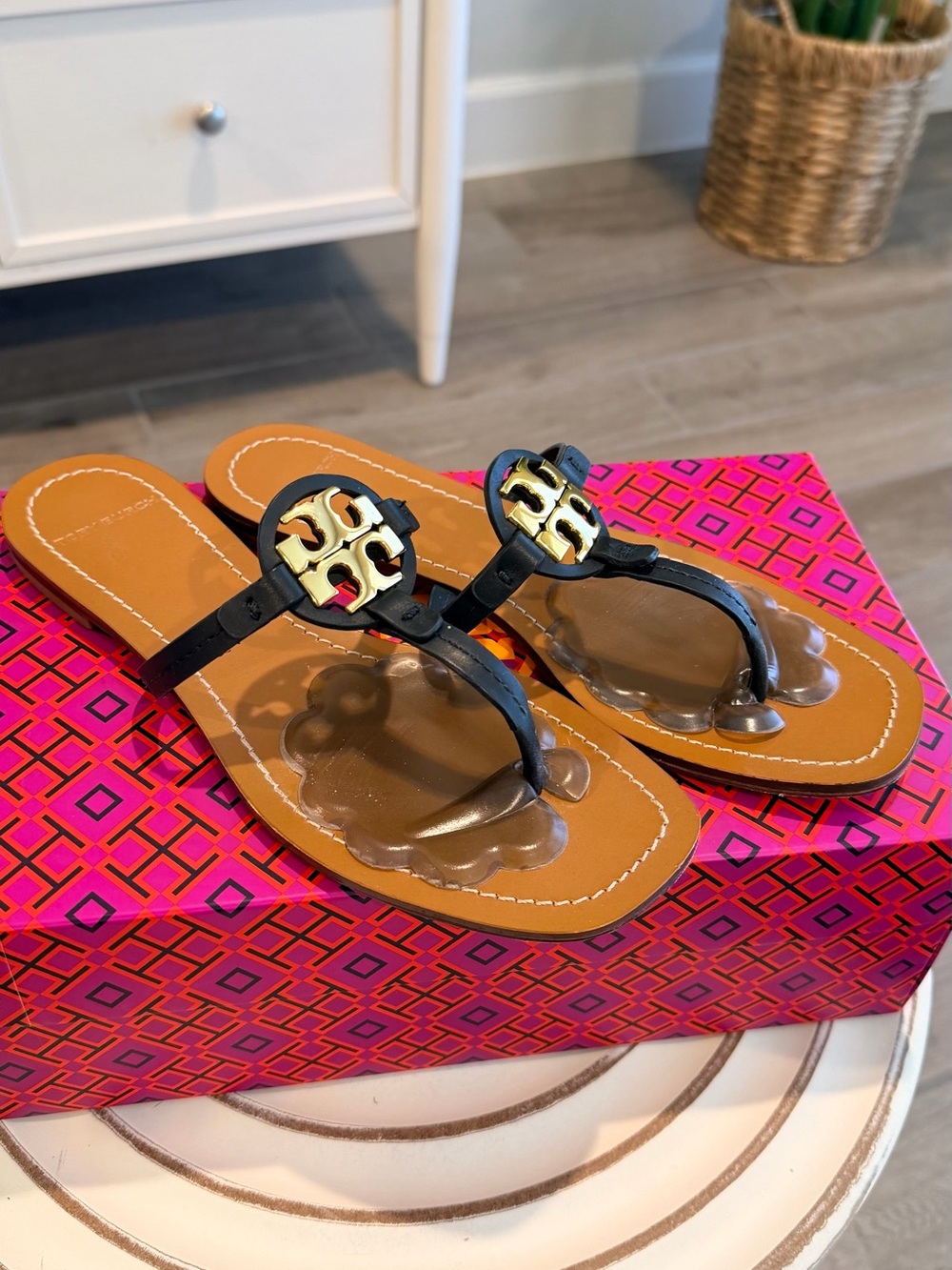 Tory Burch Black Leather Thong Sandals with Gold Logo Medallion - Picture 2 of 3